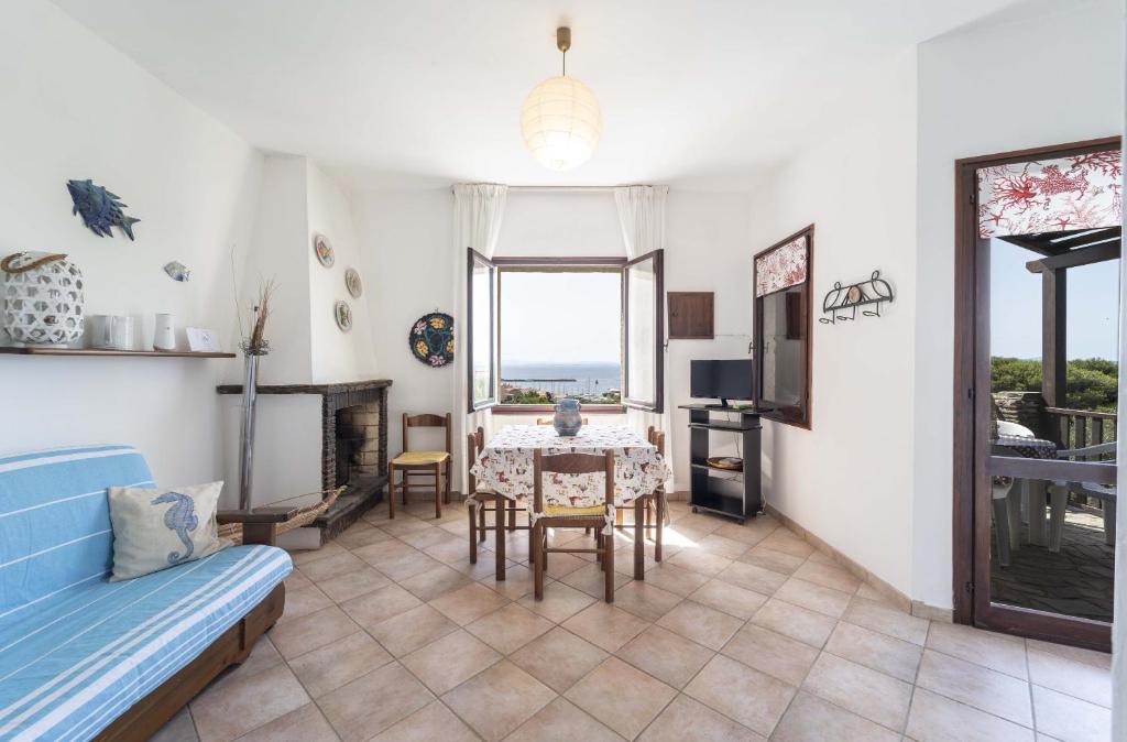 Televízia a/alebo spoločenská miestnosť v ubytovaní Stintino sea front apartments B