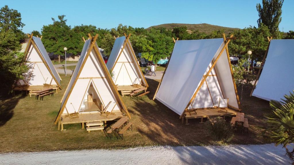 a group of tents sitting in the grass at Kampaoh Mendigorría in Mendigorría