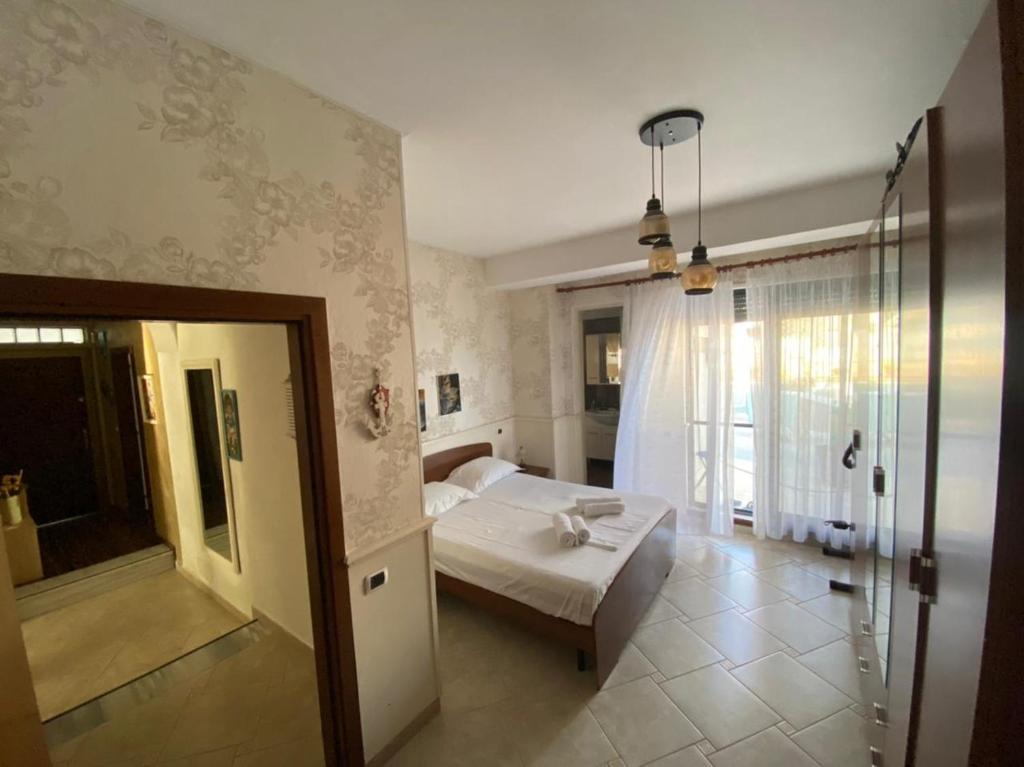 Promenade 3-Bedroom apartment with large balcony. - Image 2