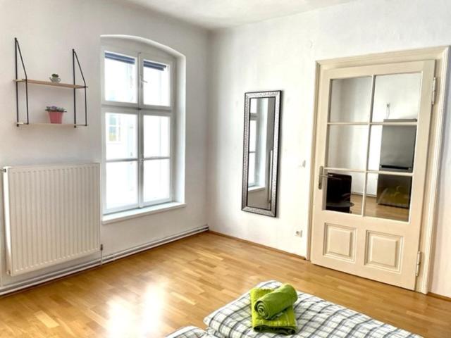an empty living room with a door and a rug at Ferienapartment Passauer Wolf im Zentrum in Sankt Pölten