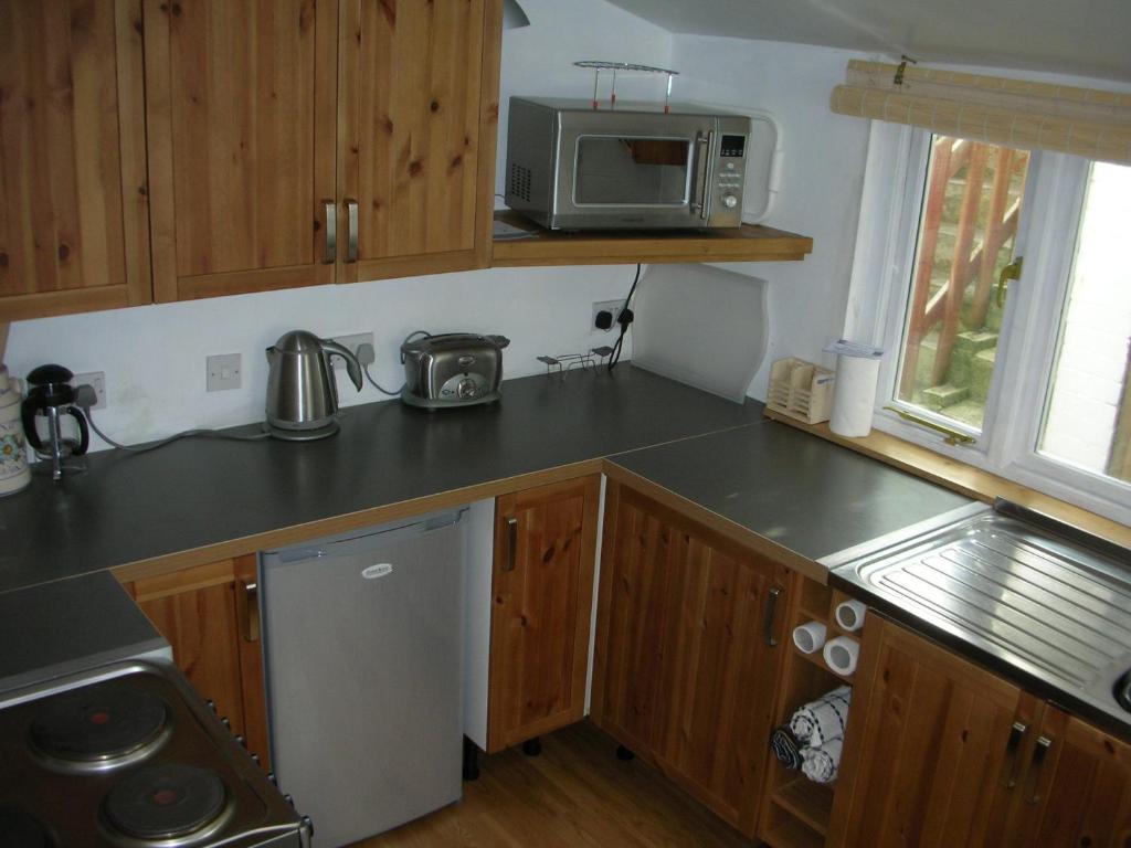 A kitchen or kitchenette at Seacroft Holiday Home 