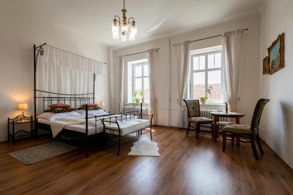 1 dormitorio con 1 cama, mesa y sillas en Vila Witke en Dolní Dunajovice