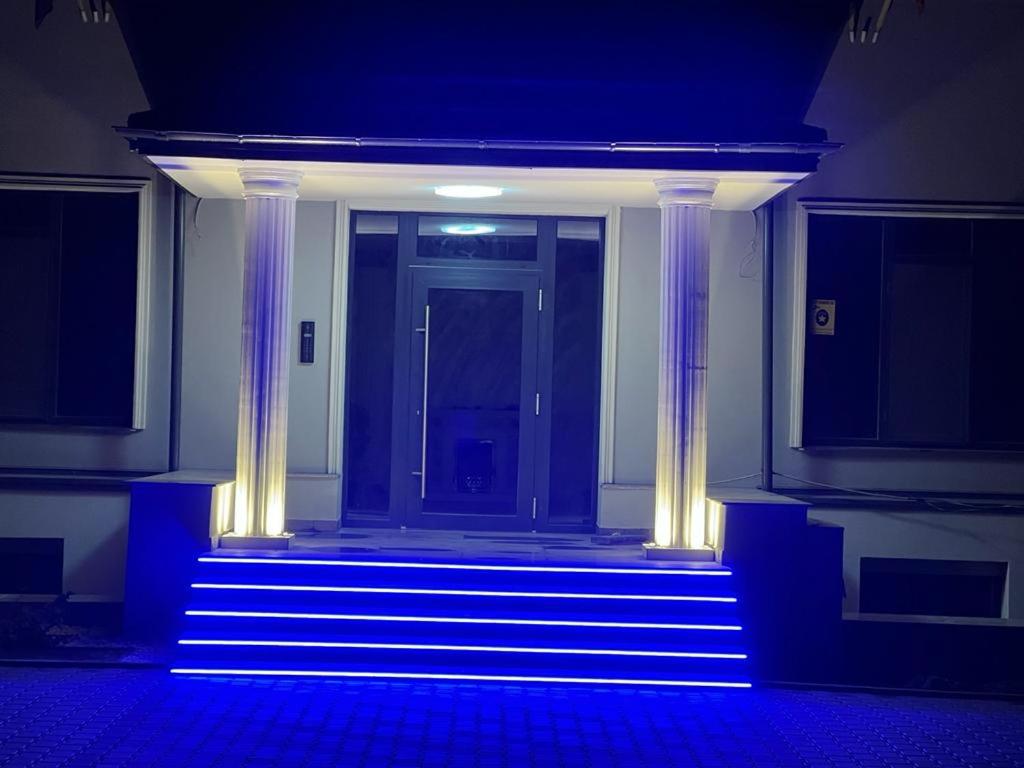 un couloir avec une porte aux lumières bleues dans l'établissement Furtuntec, à Tecuci