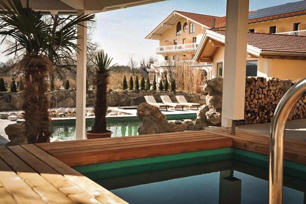 Bazén v ubytování Wellness Natur Resort Gut Edermann nebo v jeho okolí