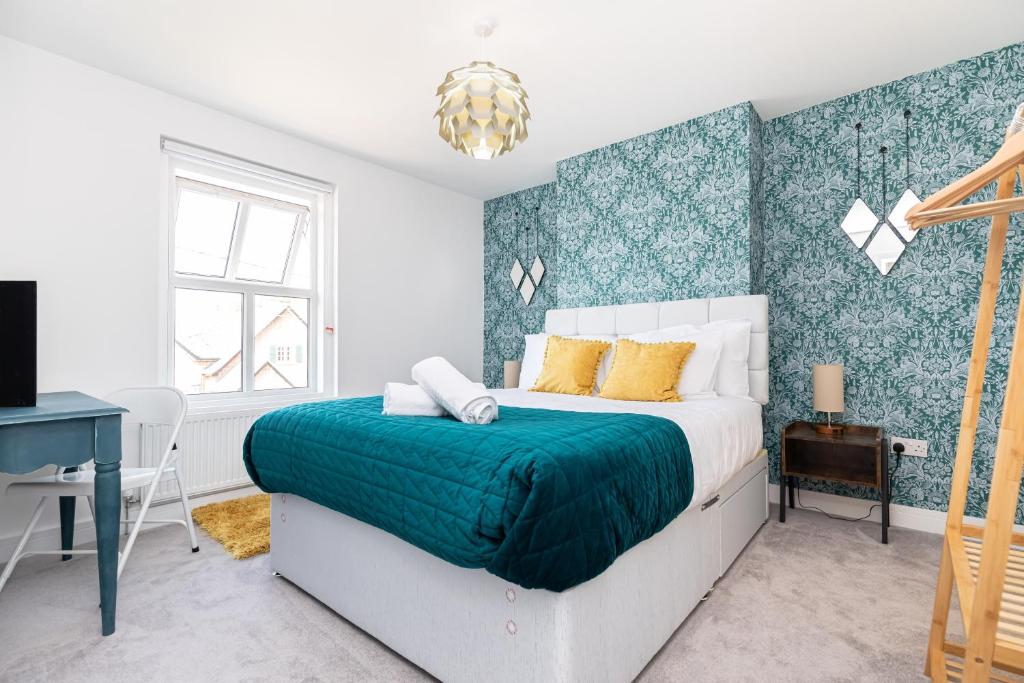 Postel nebo postele na pokoji v ubytování Westview Cottage bikes/chef/hot tub