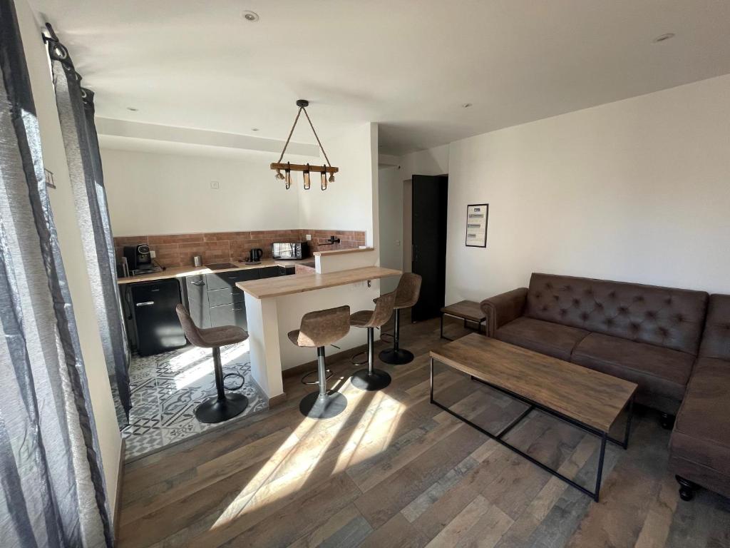 sala de estar con sofá y mesa en BABILOC Industriel Appartement, en Riez