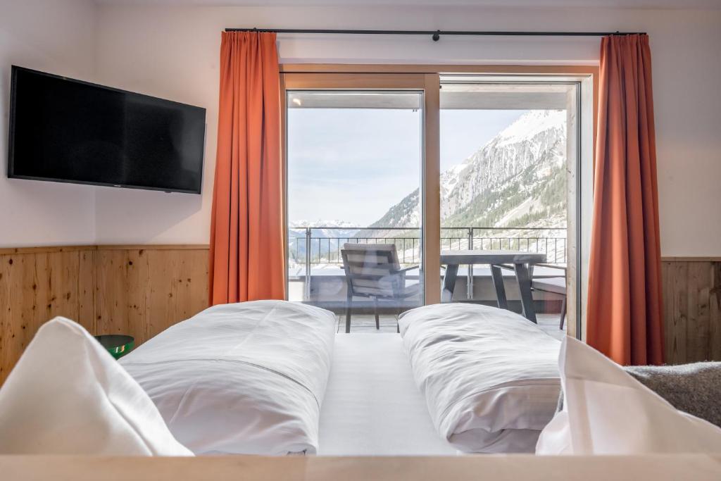 Postel nebo postele na pokoji v ubytování Mondschein Hotel & Chalet Ski-In Ski-Out Luxus am Arlberg