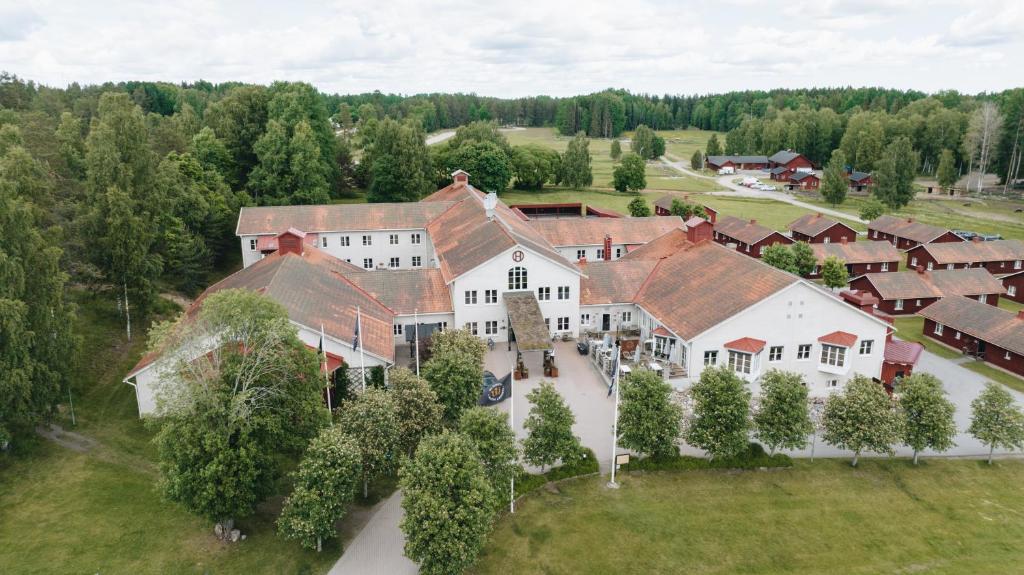 una vista aérea de una gran casa blanca en Högbo Brukshotell, en Sandviken