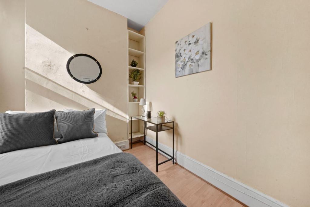 ein Schlafzimmer mit einem Bett und einer Treppe in der Unterkunft Ealing Hububb Stay in Ealing