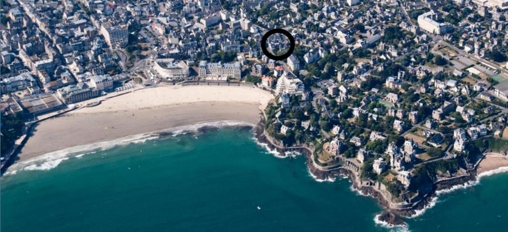 una vista aerea di una spiaggia accanto all'acqua di Dinard: studio à 100 m de la plage de L'Ecluse a Dinard