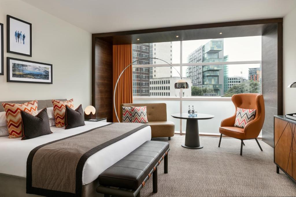 Postel nebo postele na pokoji v ubytování The Lowry Hotel Manchester