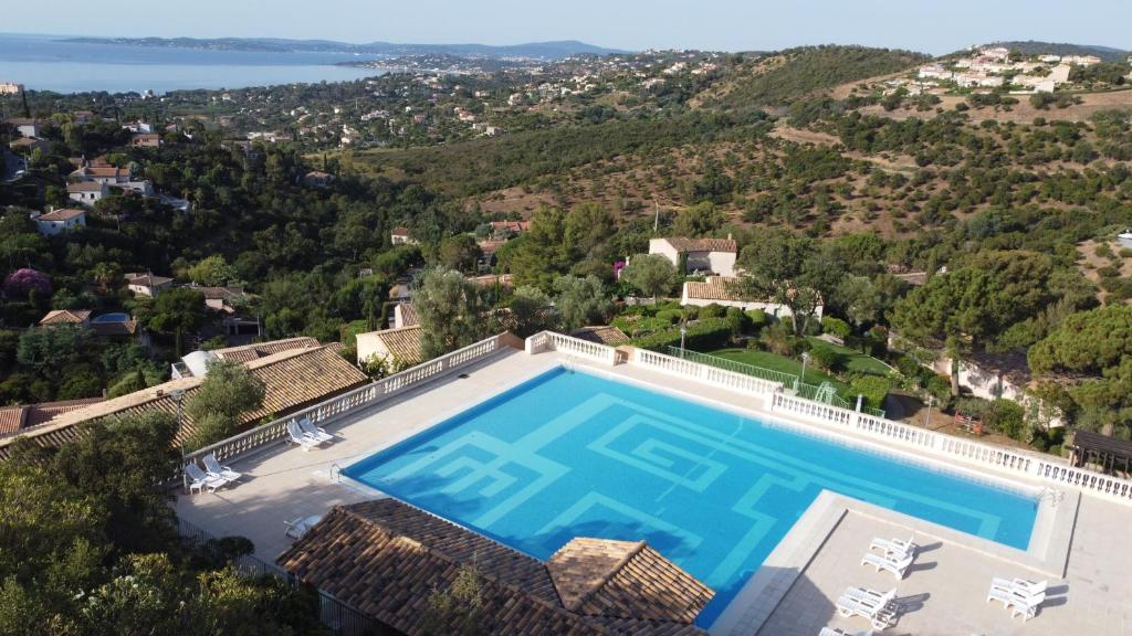 einen Luftblick auf einen Pool in einer Villa in der Unterkunft Les ISSAMBRES appart 6 pers grande terrasse superbe vue mer et golfe de saint Tropez, piscine in Les Issambres