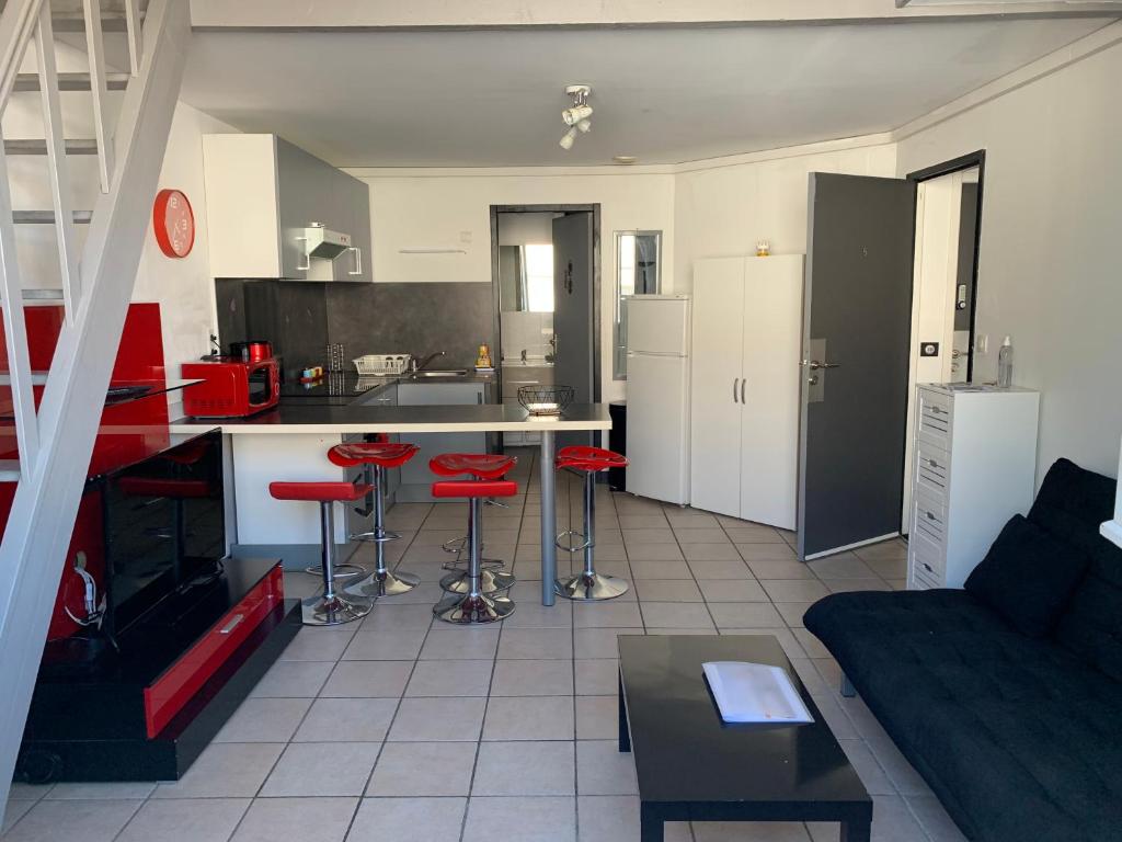 Dapur atau dapur kecil di Appartement T3 tout confort en duplex à 15mn à pied du centre-ville avec TV Netflix et Wifi