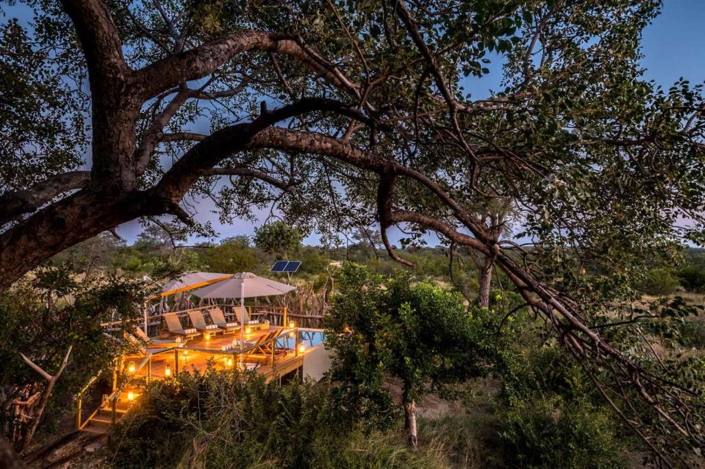 Villa con piscina por la noche en Africa on Foot, en Reserva Natural de Klaserie