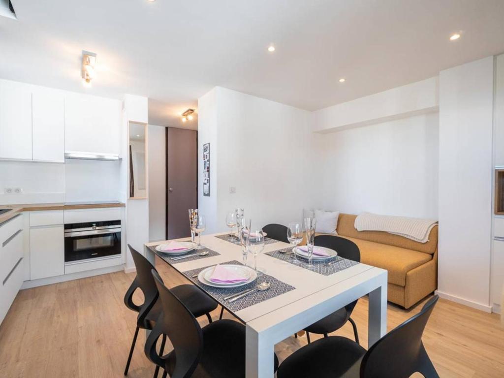 une cuisine et une salle à manger avec une table et des chaises dans l'établissement Duplex 3 pièces avec balcon et casier à skis à Valmorel - FR-1-291-878, à Valmorel