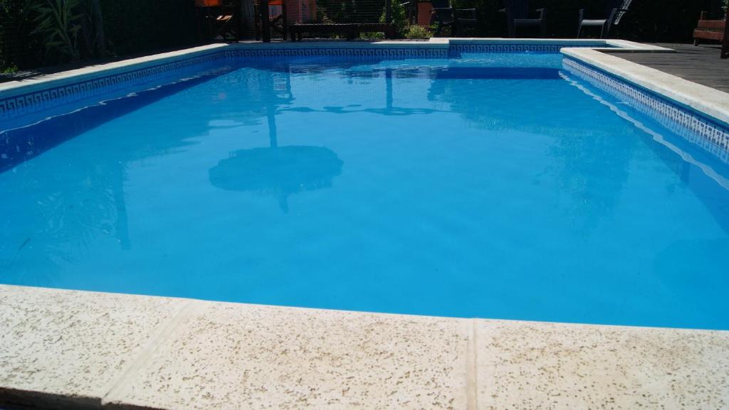 Bazén v ubytování Cabañas Peumayen nebo v jeho okolí