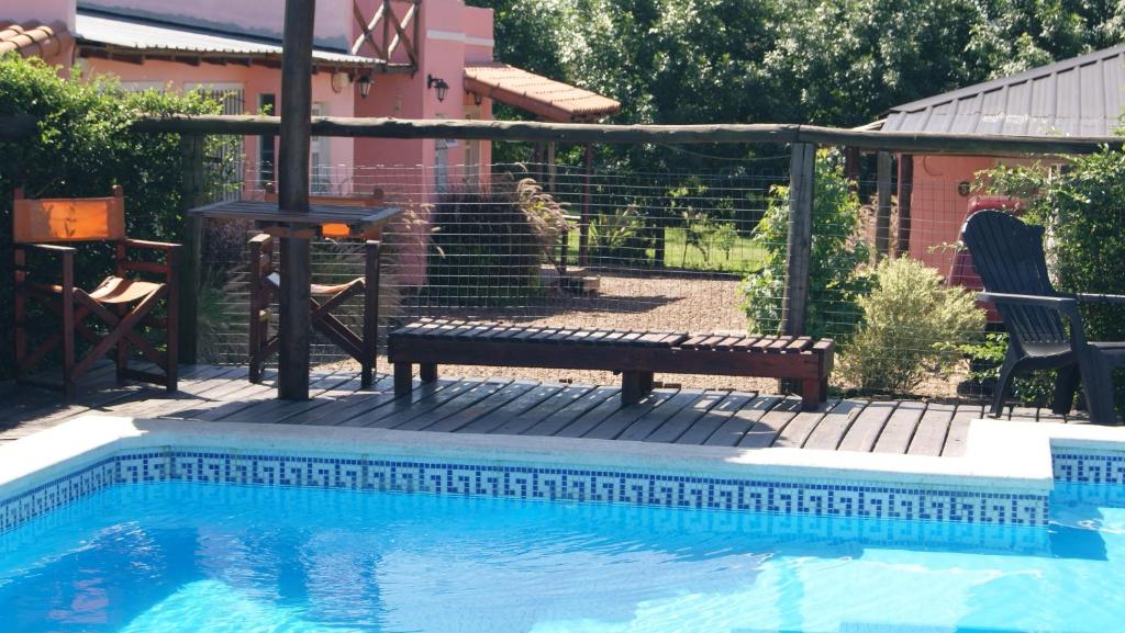 Bazén v ubytování Cabañas Peumayen nebo v jeho okolí