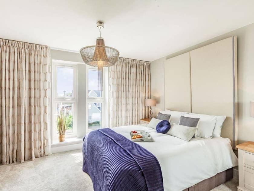 Broomfield的住宿－Violet Place，卧室设有一张白色大床和一扇窗户。