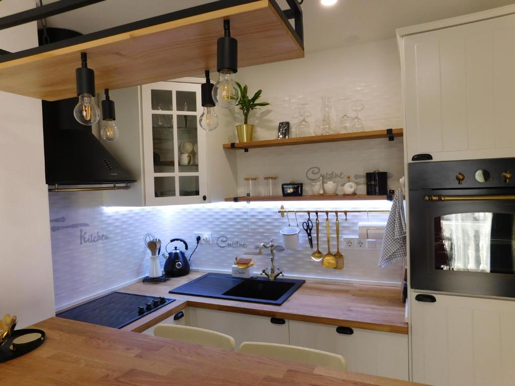 Een keuken of kitchenette bij Goldie