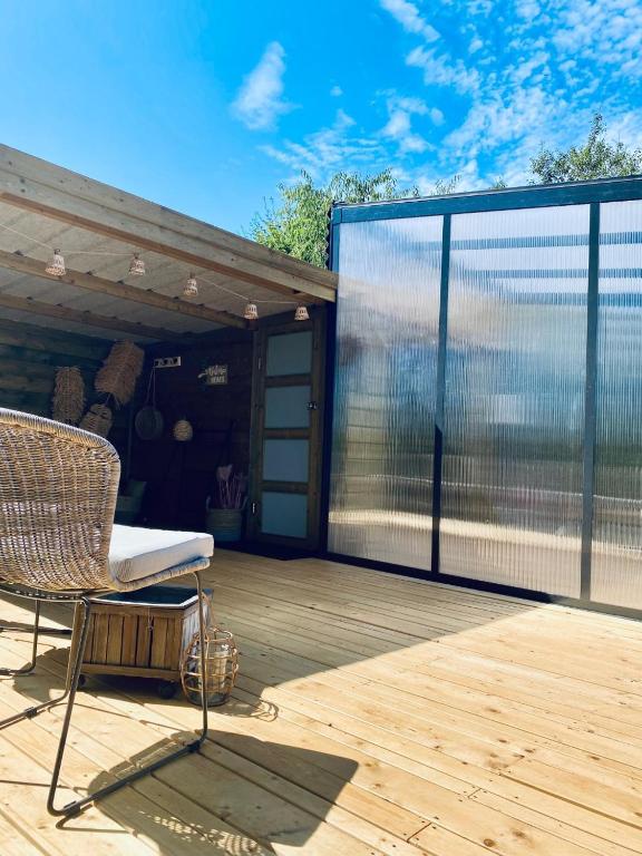 Patio nebo venkovní prostory v ubytování Cabane au style scandinave et son bain nordique