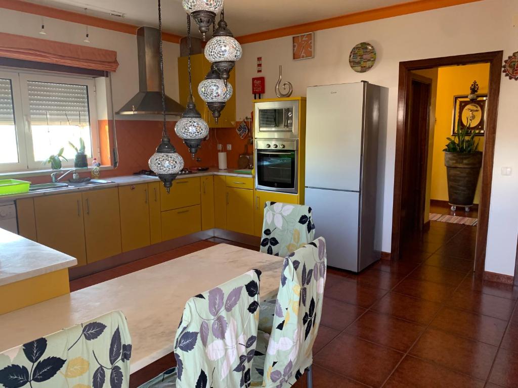 Kuchyň nebo kuchyňský kout v ubytování Villa Porto de Mós near Fatima