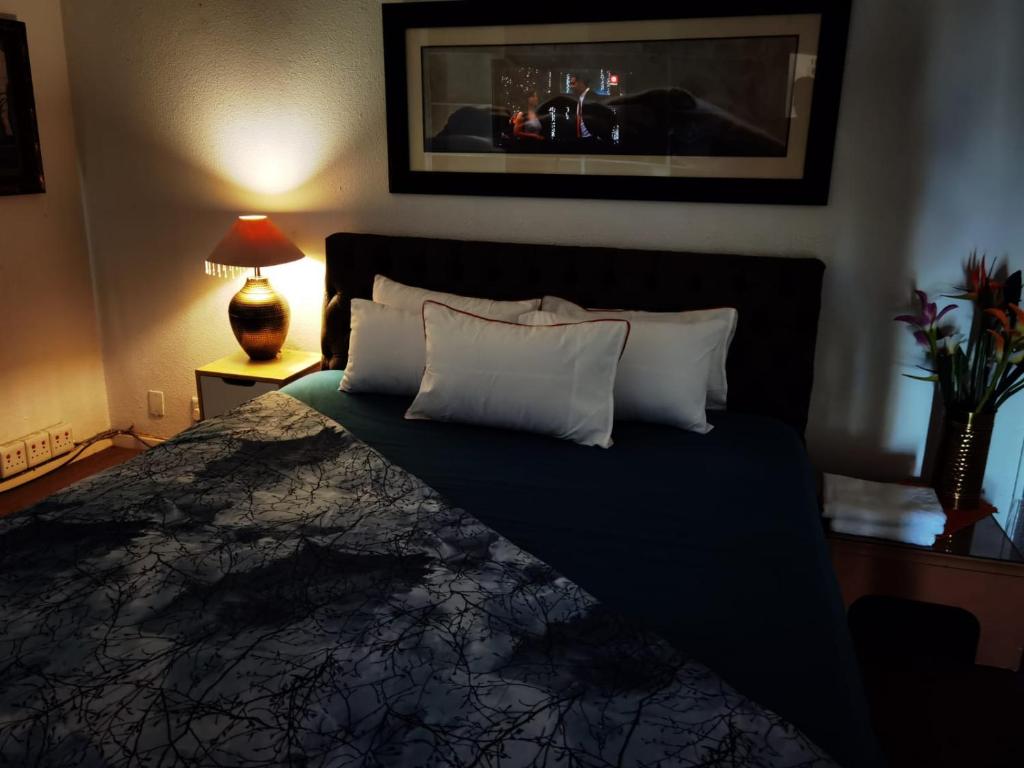 เตียงในห้องที่ Galaxy Sleep And Go Rooms Goodwood