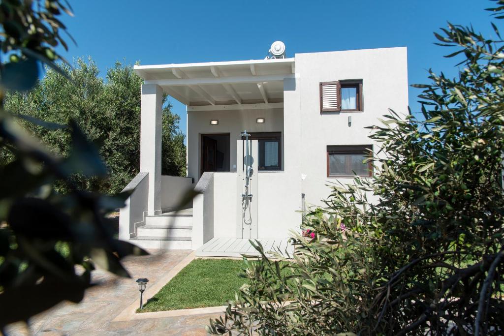 uma casa branca com a porta da frente aberta em Emmy Villa em Anevató