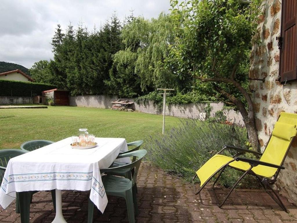 Ogród w obiekcie Charmante Maison Traditionnelle avec Jeux, Terrasse et Parking à Lantriac - FR-1-582-78