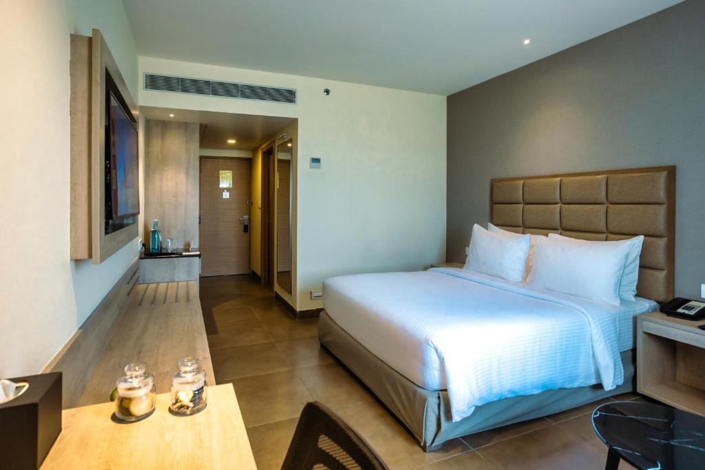 Postel nebo postele na pokoji v ubytování Amika Hotel,Madurai - Near Airport