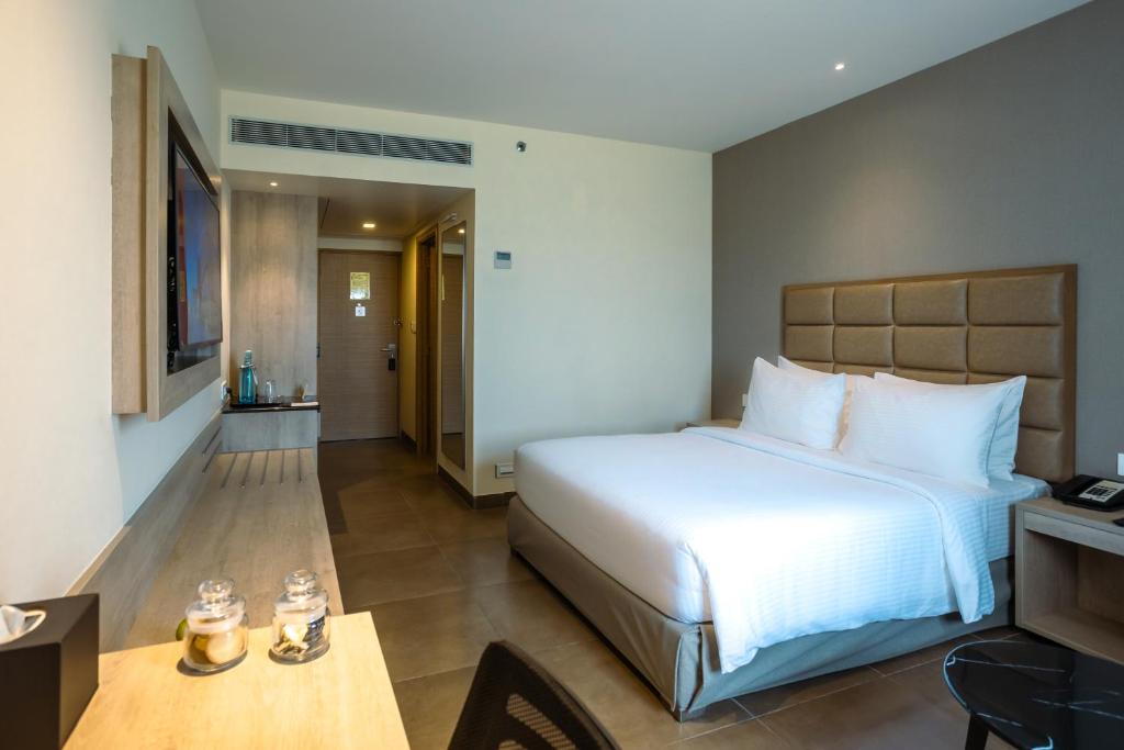 Postel nebo postele na pokoji v ubytování Amika Hotel,Madurai - Near Airport