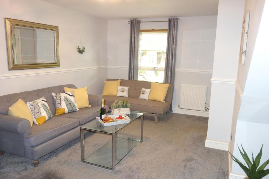 sala de estar con sofá y mesa en Bluebell Place en Chelmsford