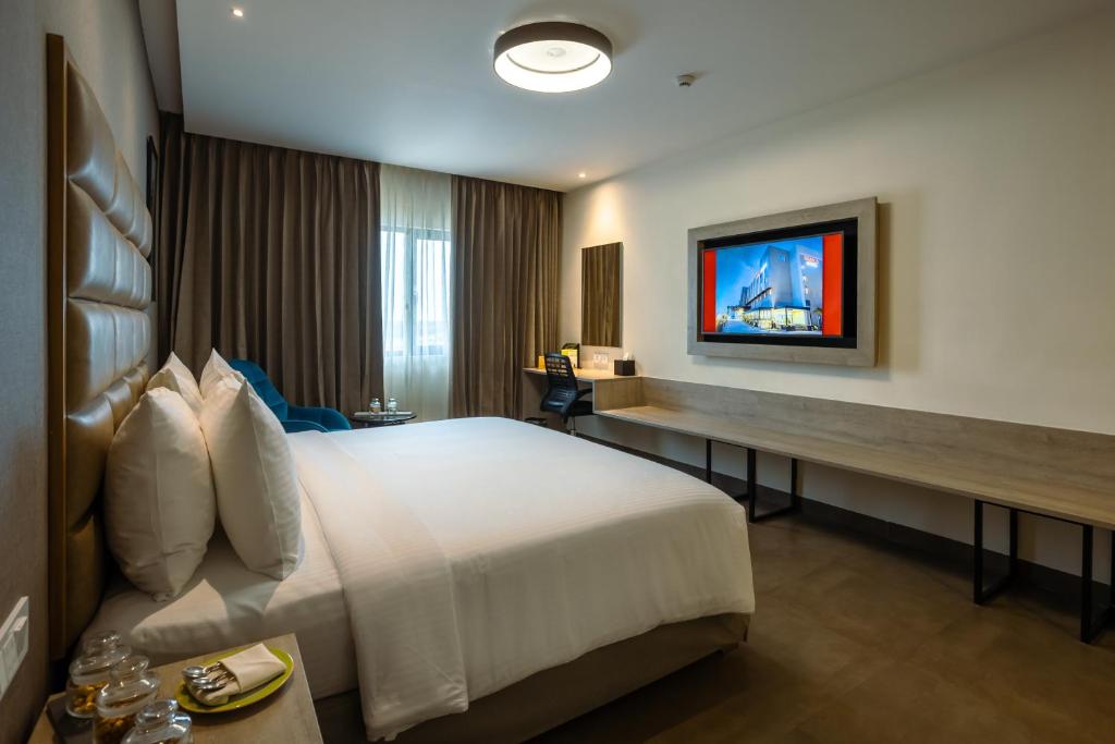 TV a/nebo společenská místnost v ubytování Amika Hotel,Madurai - Near Airport