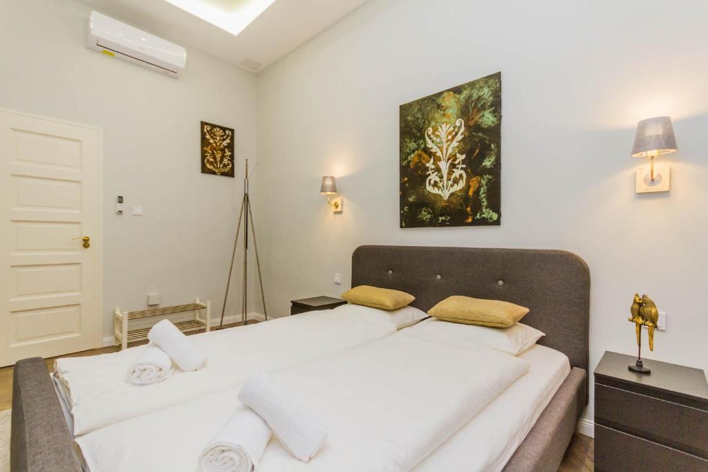 Posteľ alebo postele v izbe v ubytovaní Bengt Apartment Kiraly str.