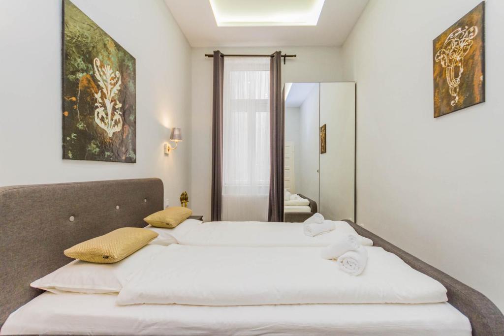 Posteľ alebo postele v izbe v ubytovaní Bengt Apartment Kiraly str.