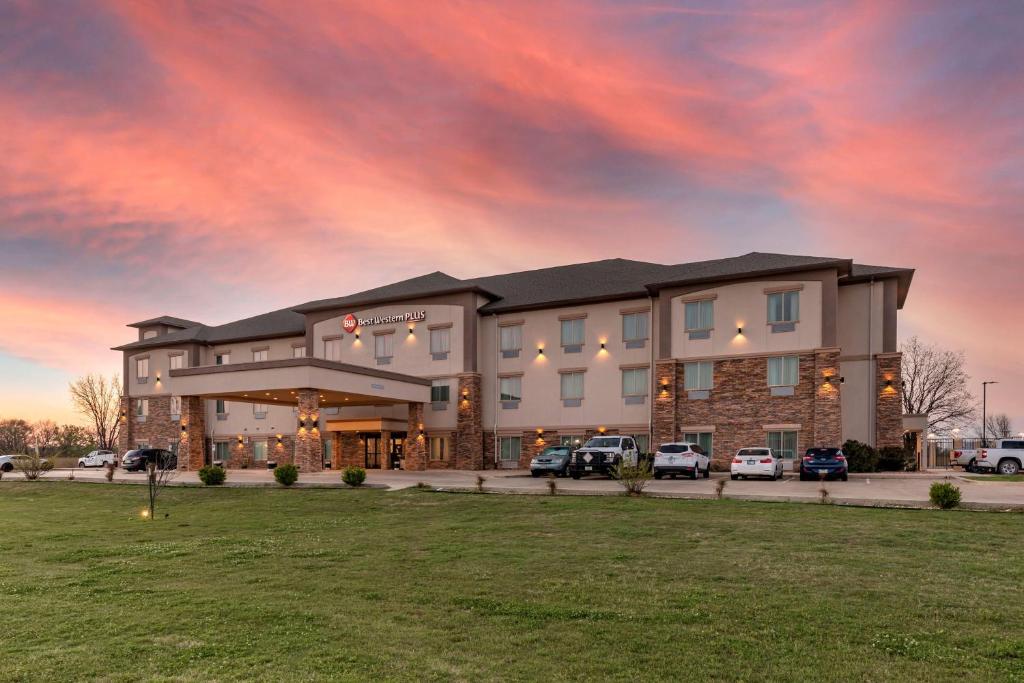 a large building with a lawn in front of it at Best Western Plus Pauls Valley in Pauls Valley