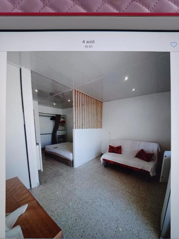 une chambre d'hôtel avec deux lits et un miroir dans l'établissement BALARUC FAMILLE, à Balaruc-les-Bains