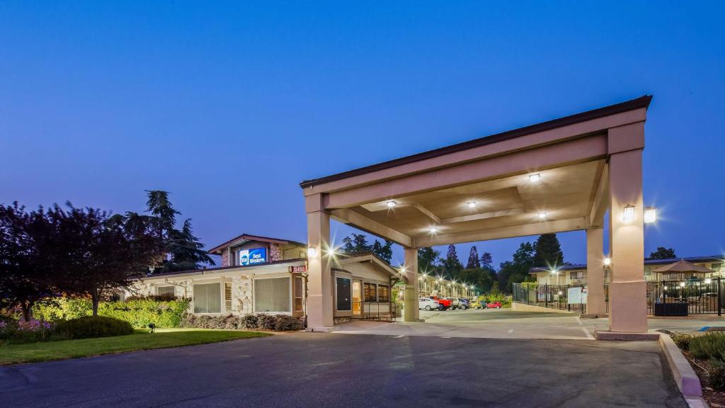 a garage in front of a house at Best Western Golden Key in Auburn