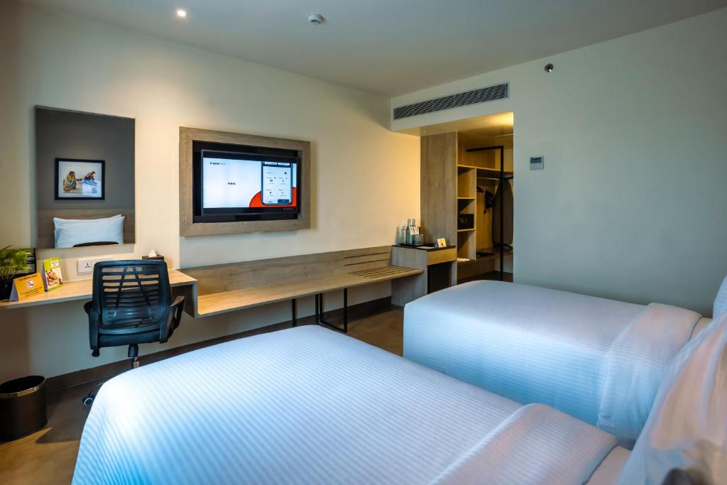 TV a/nebo společenská místnost v ubytování Amika Hotel,Madurai - Near Airport