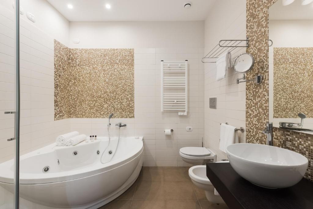 AT FORTY-ONE - Resim 3