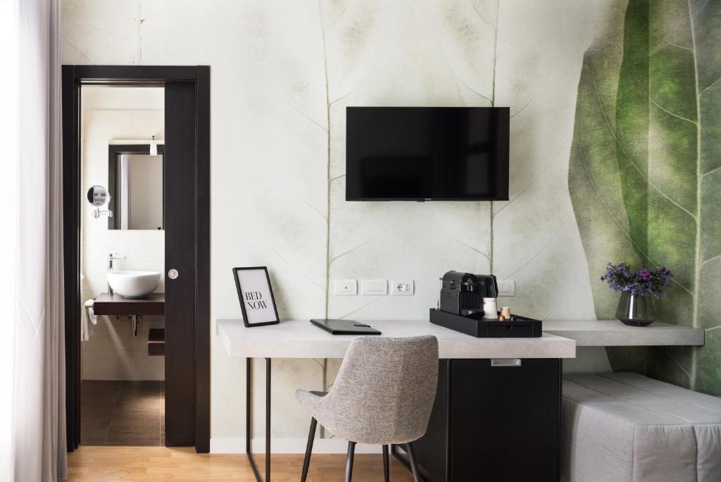 AT FORTY-ONE - Resim 5