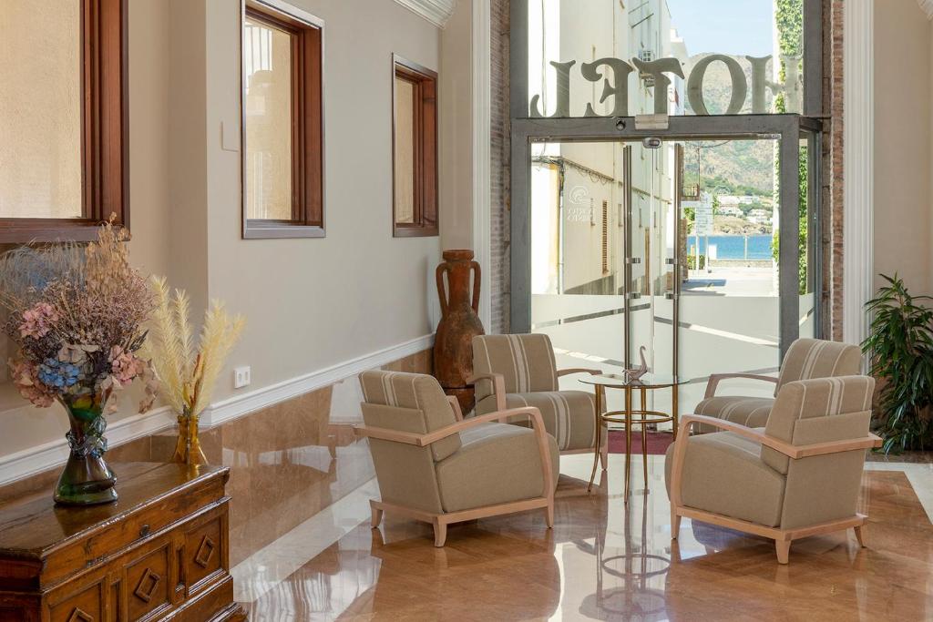 A seating area at Hotel Spa Porto Cristo