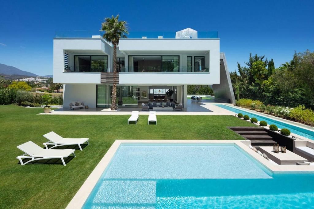 Bazén v ubytovaní Newly Built 6 BDRM Luxury Villa in Nueva Andalucía alebo v jeho blízkosti