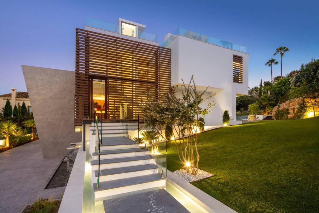 Vonkajšia záhrada v ubytovaní Newly Built 6 BDRM Luxury Villa in Nueva Andalucía