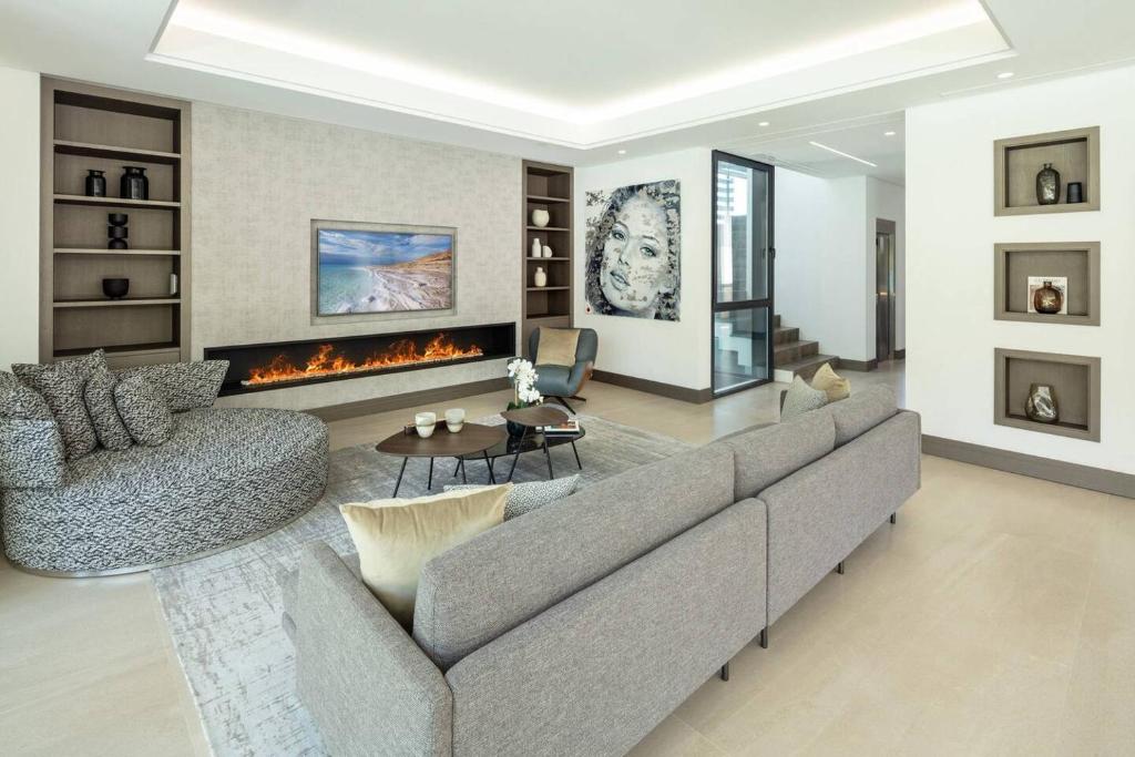 Posedenie v ubytovaní Newly Built 6 BDRM Luxury Villa in Nueva Andalucía