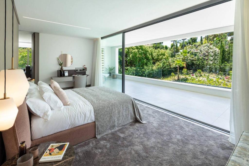 Posteľ alebo postele v izbe v ubytovaní Newly Built 6 BDRM Luxury Villa in Nueva Andalucía