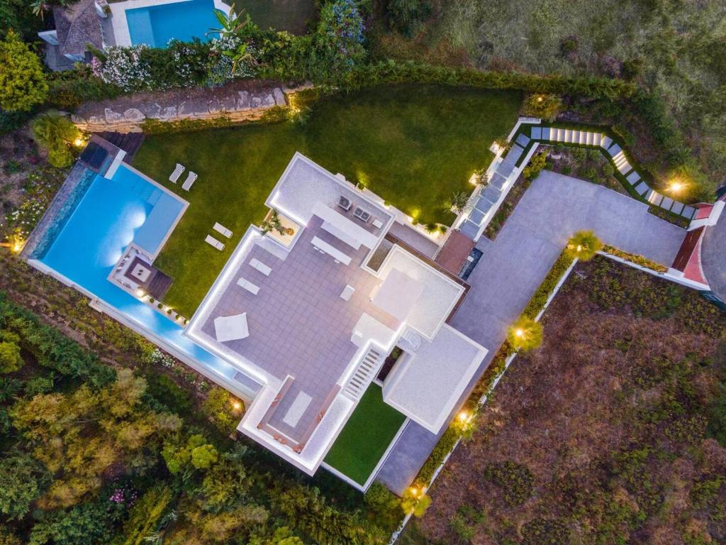 Bazén v ubytovaní Newly Built 6 BDRM Luxury Villa in Nueva Andalucía alebo v jeho blízkosti