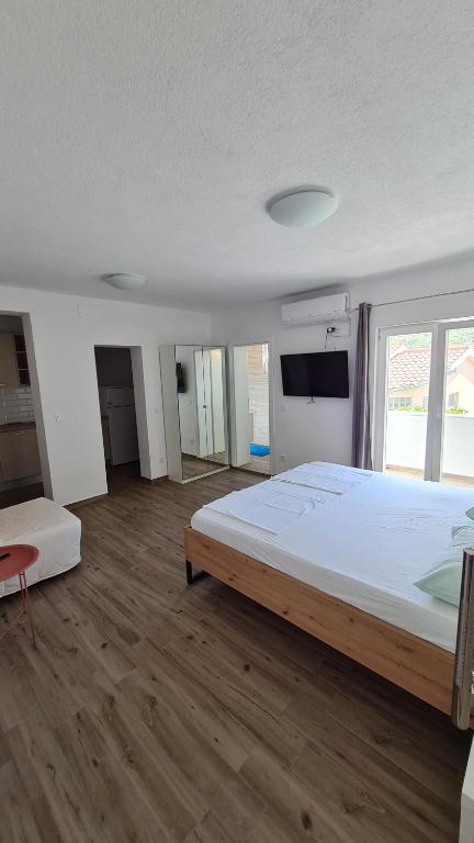 Posteľ alebo postele v izbe v ubytovaní Apartmani Mlinar - studio apartment