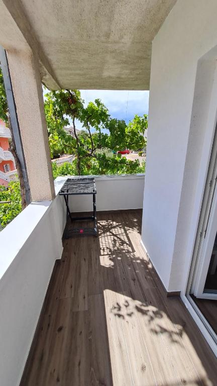 Balkón alebo terasa v ubytovaní Apartmani Mlinar - studio apartment