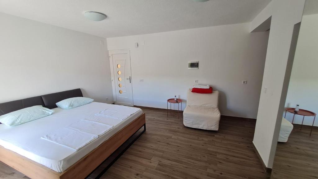 Posteľ alebo postele v izbe v ubytovaní Apartmani Mlinar - studio apartment