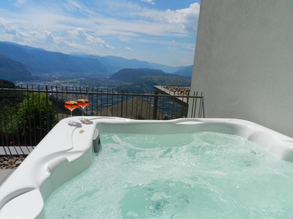 una vasca idromassaggio su un balcone con vista di Noan Panorama Suiten - Arendt a San Genesio Atesino